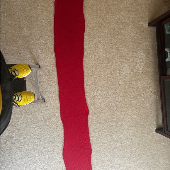 Canada Goose Red Chunky Knit scarf.  Some pulling and small hole. See pics. - Picture 10 of 10